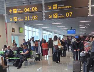 Após voos cancelados, aeroporto retoma pousos e decolagens Após voos cancelados, aeroporto retoma pousos e decolagens
