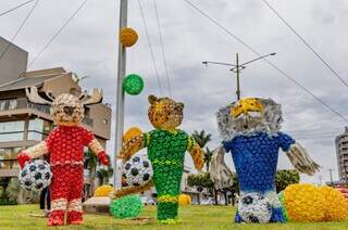 Com mascotes feitos de garrafas PET, município entra no clima da Copa do Mundo Com mascotes feitos de garrafas PET, município entra no clima da Copa do Mundo