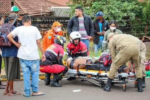 Motociclista atinge pedestre na Av. F&aacute;bio Zahran e al&ccedil;a fica bloqueada