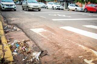 Para conter alagamento, paquistanês desentope bueiro com as próprias mãos Para conter alagamento, paquistanês desentope bueiro com as próprias mãos