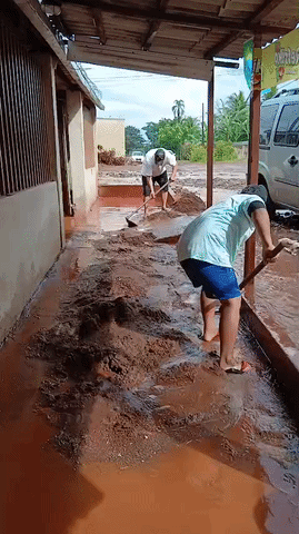 Lama invade cal&ccedil;adas e provoca transtornos durante e ap&oacute;s as chuvas