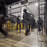 Opera&ccedil;&atilde;o com apoio federal procura armas e celulares no maior pres&iacute;dio de MS