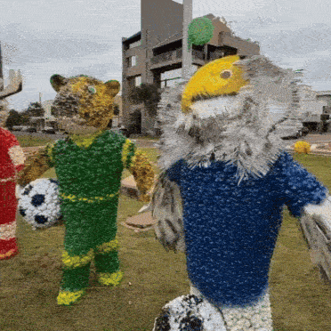 Com mascotes feitos de garrafas PET, munic&iacute;pio entra no clima da Copa do Mundo
