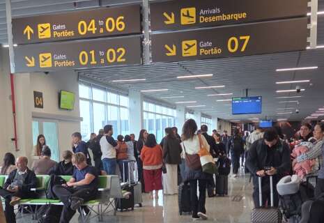Ap&oacute;s voos cancelados, aeroporto retoma pousos e decolagens
