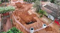 Do alto, imagem mostra extens&atilde;o de cratera aberta durante temporal