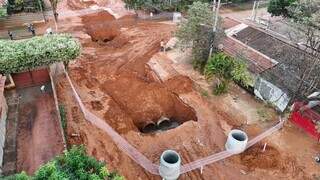 Do alto, imagem mostra extensão de cratera aberta durante temporal Do alto, imagem mostra extensão de cratera aberta durante temporal