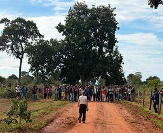 Indígenas liberam acesso à aldeia Buriti após reunião com Funai e MPI Indígenas liberam acesso à aldeia Buriti após reunião com Funai e MPI