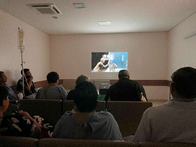 Cinema vira ferramenta de acolhimento na Cassems de Dourados