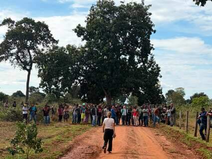 Ind&iacute;genas bloqueiam estrada durante reuni&atilde;o com Funai em Sidrol&acirc;ndia