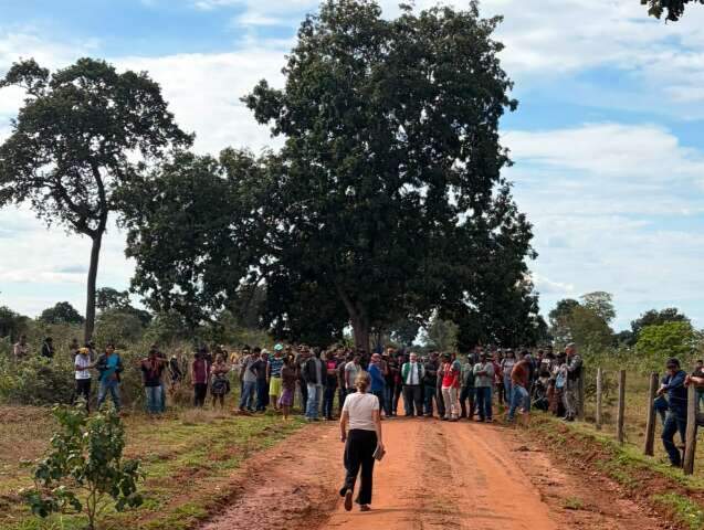 Ind&iacute;genas bloqueiam estrada durante reuni&atilde;o com Funai em Sidrol&acirc;ndia