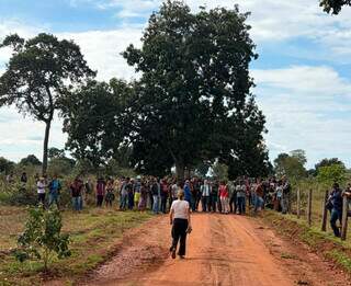 Indígenas bloqueiam estrada durante reunião com Funai em Sidrolândia Indígenas bloqueiam estrada durante reunião com Funai em Sidrolândia