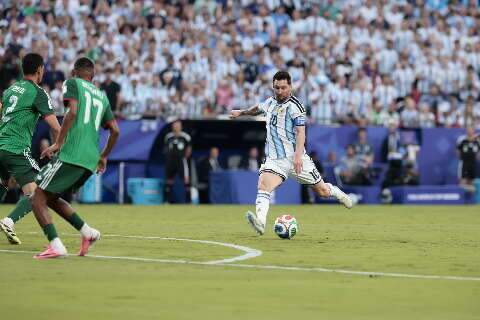Messi marca tr&ecirc;s vezes e Argentina estreia com vit&oacute;ria na Copa