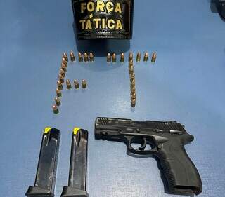 Na mira do Comando Vermelho, dupla é presa com pistola e 30 munições Na mira do Comando Vermelho, dupla é presa com pistola e 30 munições