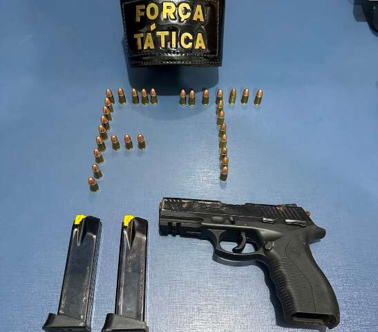 Na mira do Comando Vermelho, dupla &eacute; presa com pistola e 30 muni&ccedil;&otilde;es