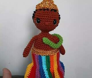   Boneco de orixá em crochê nascido da imensa saudade da Bahia