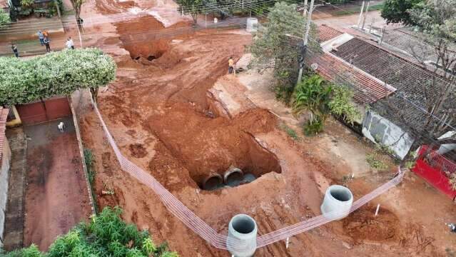 Do alto, imagem mostra extens&atilde;o de cratera aberta durante temporal