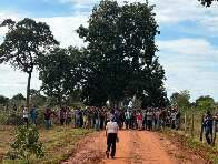 Ind&iacute;genas bloqueiam estrada durante reuni&atilde;o com Funai em Sidrol&acirc;ndia