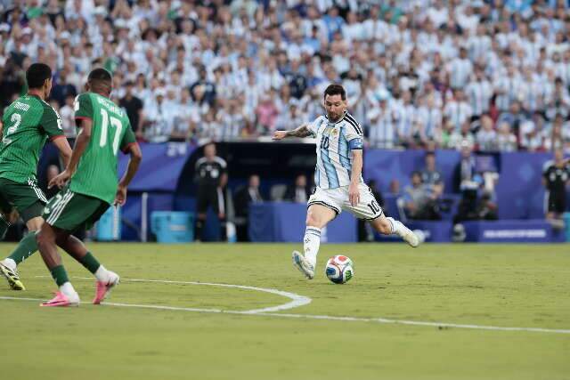 Messi marca tr&ecirc;s vezes e Argentina estreia com vit&oacute;ria na Copa