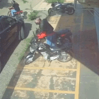Em 24 segundos, ladr&atilde;o leva moto estacionada em cal&ccedil;ada de UPA