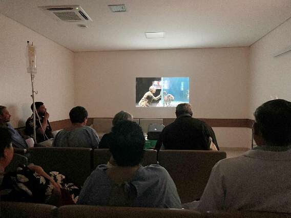 Cinema vira ferramenta de acolhimento na Cassems de Dourados