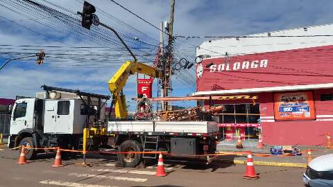 Ap&oacute;s reportagem, Energisa troca poste de madeira capenga no Aero Rancho