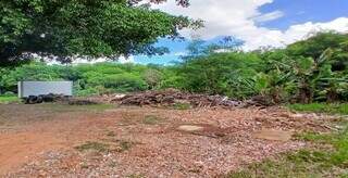 &Aacute;rea &agrave;s margens do C&oacute;rrego Bandeira tem barracos, lixo e dano ambiental