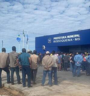 Produtores lotam auditório e impedem consulta para criação de refúgio no Salobra Produtores lotam auditório e impedem consulta para criação de refúgio no Salobra