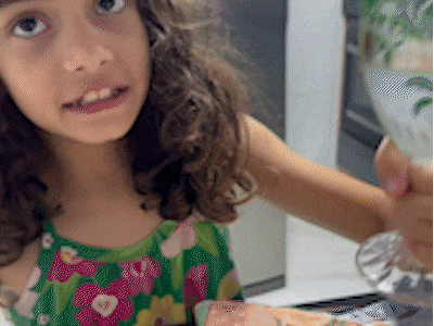 Mini diva ensina a enriquecer com água em taça e palavras "mágicas"