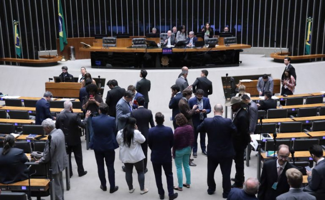 C&acirc;mara aprova MP do frete e anistia a multas por bloqueios de 2022