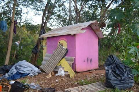 Contra o frio, casal transforma casinha em abrigo &agrave;s margens de rio