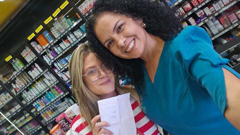 Professora guarda cartas por 13 anos e busca ex-alunos para entregá-las
