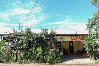 Cozinheira vende carro, constrói bar em varanda e se diverte até às 2h Cozinheira vende carro, constrói bar em varanda e se diverte até às 2h