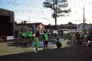 Alunos de escolinha de futebol ajudam a pintar rua da Cidade da Copa Alunos de escolinha de futebol ajudam a pintar rua da Cidade da Copa