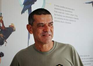 Gringos atravessam o mundo para ver araras que vivem em Campo Grande Gringos atravessam o mundo para ver araras que vivem em Campo Grande