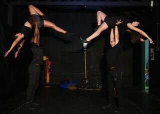 Coletivo de circo leva lendas do Pantanal para bairros de Campo Grande