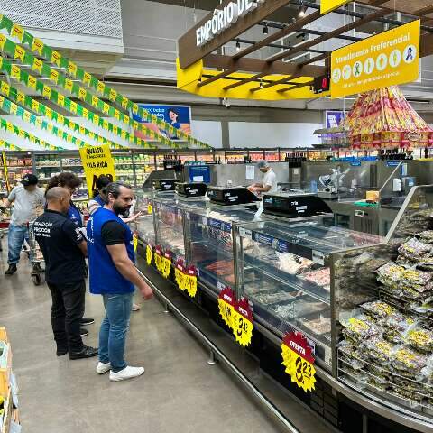 Produtos apreendidos em atacarejo somaram 650 quilos e gerente foi liberado 