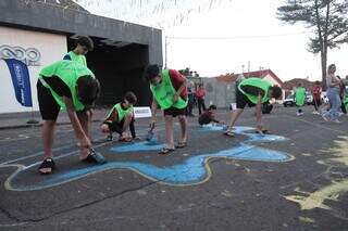 Alunos de escolinha de futebol ajudam a pintar rua da Cidade da Copa Alunos de escolinha de futebol ajudam a pintar rua da Cidade da Copa
