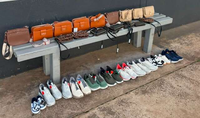 Mulher &eacute; presa ap&oacute;s furtar R$ 2 mil em bolsas e 11 pares de sapatos no shopping