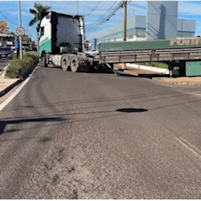 Caminh&atilde;o atinge grade de concession&aacute;ria na Avenida Zahran e trava tr&acirc;nsito