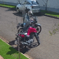 Em segundos, dupla com chave mestra furta motocicleta estacionada