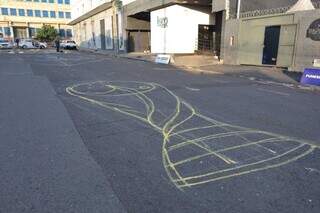 Alunos de escolinha de futebol ajudam a pintar rua da Cidade da Copa Alunos de escolinha de futebol ajudam a pintar rua da Cidade da Copa