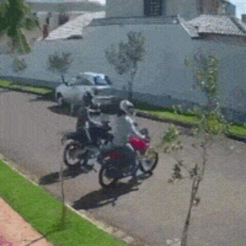 "Em segundos, dupla com chave mestra furta motocicleta estacionada"