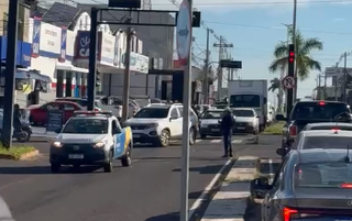 Caminhão atinge grade de concessionária na Avenida Zahran e trava trânsito Caminhão atinge grade de concessionária na Avenida Zahran e trava trânsito