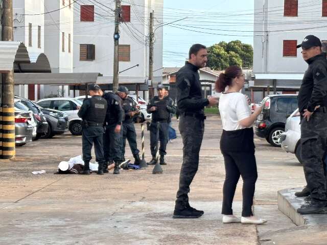 Policial aplica &ldquo;mata-le&atilde;o&rdquo; e suspeito de furto de carro morre em condom&iacute;nio