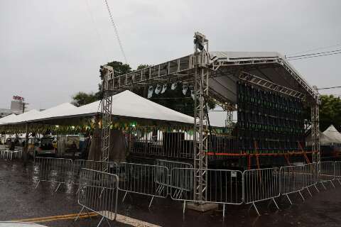 Chuva n&atilde;o atrapalha preparativos e organiza&ccedil;&atilde;o mant&eacute;m Festa da Padroeira