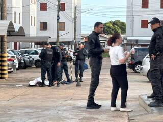 Aplicativo policial “mata-leão” e suspeito de furto de carro morre em condomínio Aplicativo policial “mata-leão” e suspeito de furto de carro morre em condomínio