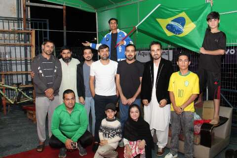 Imigrantes paquistaneses trocam o cr&iacute;quete pelo futebol e torcem pelo Brasil