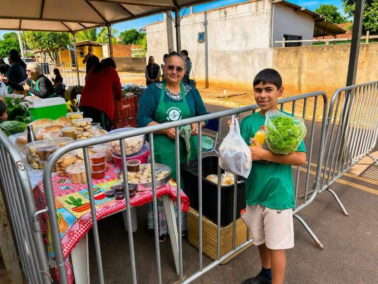 Recicláveis viram moeda para comprar alimentos da agricultura familiar