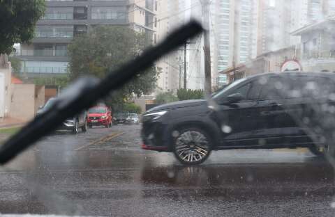 Chuva chega com for&ccedil;a a Campo Grande ap&oacute;s alerta para tempo inst&aacute;vel