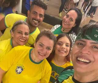 Entre um passinho e outro, turma manda energia para a Seleção Entre um passinho e outro, turma manda energia para a Seleção